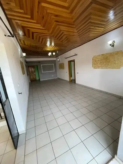 Bel apartement avec eau chaude, forage, parking, bordure de route  à Mimboman.