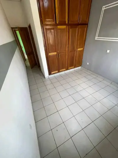 Bel apartement avec eau chaude, forage, parking, bordure de route  à Mimboman.