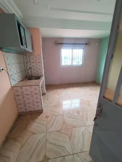 Grande chambre moderne en Nkozoa. 
