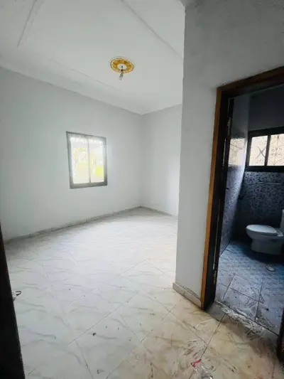 Appartement avec gardien, forage parking, prépayé à Odza Auberge bleue.  