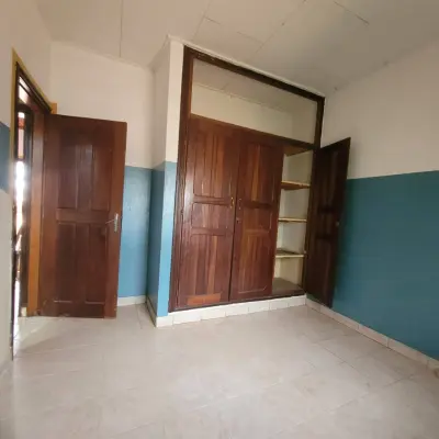 APPARTEMENT EN BOURDURE DE ROUTE BIYEMASSI ROND POINT EXPRESS