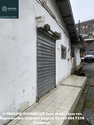 MAGASIN À LOUER À AKWA — USAGE MIXTE