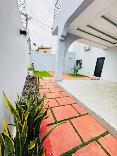 À LOUER - Villa duplex neuve 5 chambres avec rooftop - Agoè Réserve