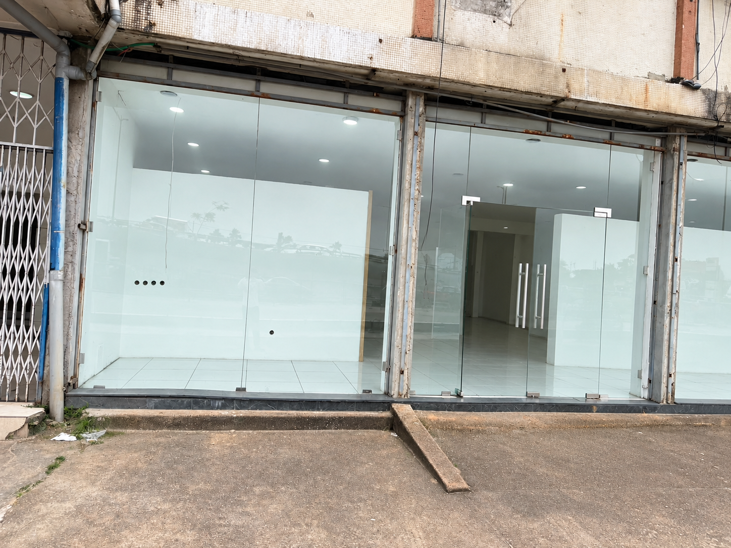 VGE marcory zone 4,2 magasins de 230m² chacun à céder 