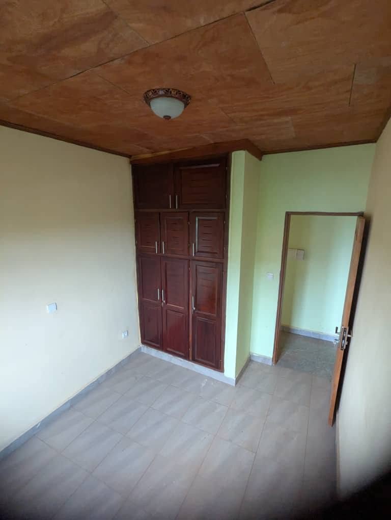 Appartement propre avec parking forage à nkolfoulou 