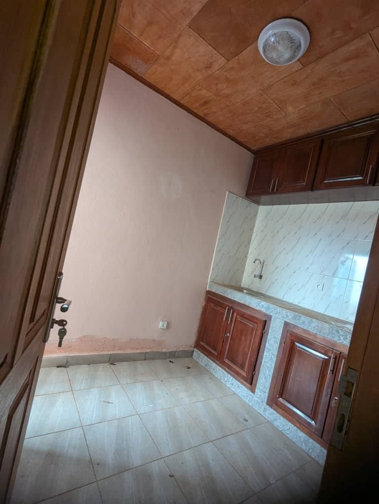 Appartement propre avec parking forage à nkolfoulou 