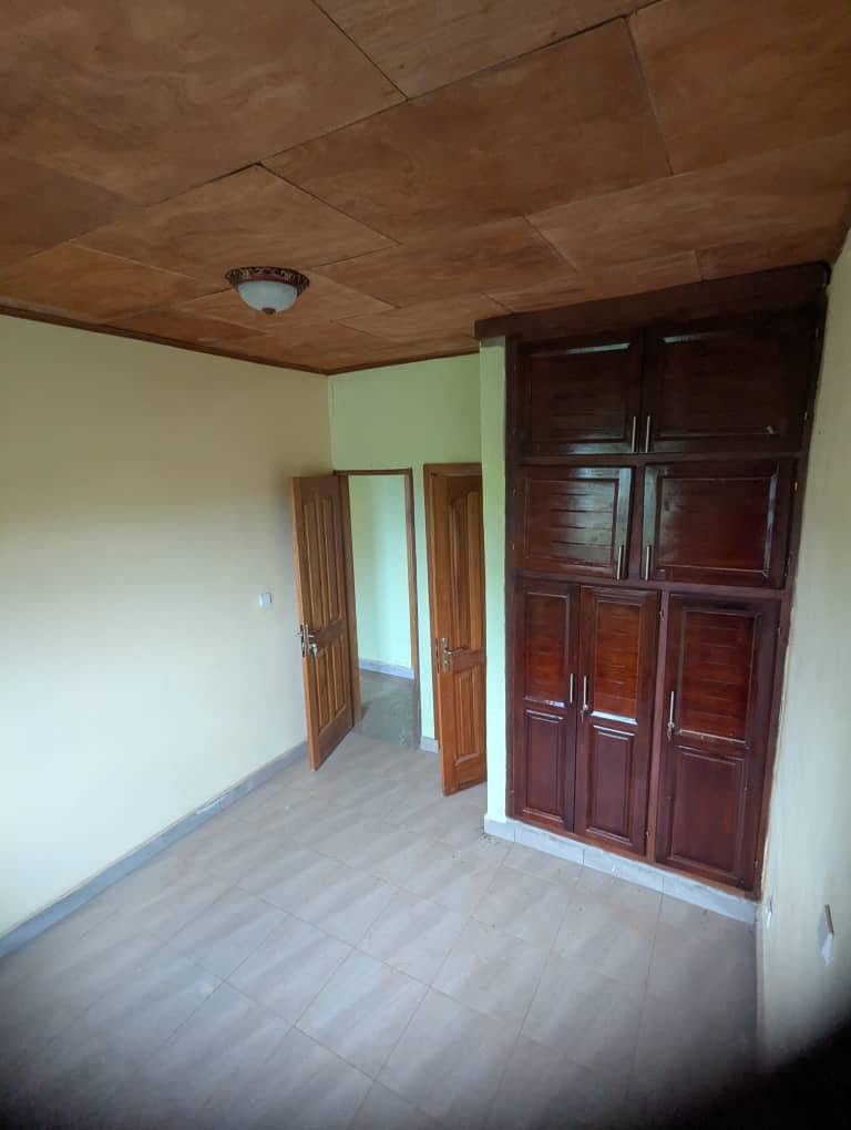 Appartement propre avec parking forage à nkolfoulou 