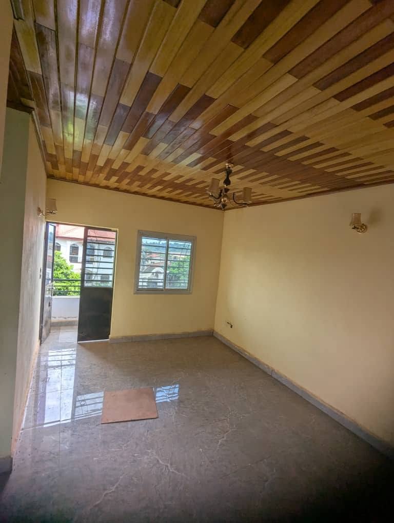 Appartement propre avec parking forage à nkolfoulou 