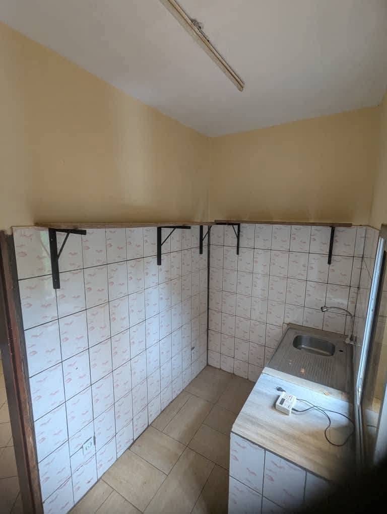 Appartement rénové avec forage, prépayé à Nkolfoulou 