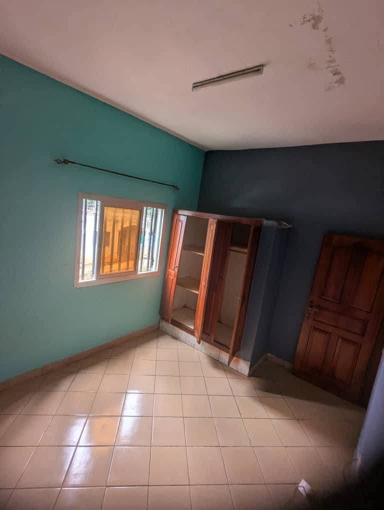 Appartement rénové avec forage, prépayé à Nkolfoulou 