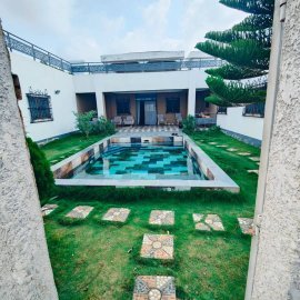 Villa avec piscine à vendre à Baguida côté plage
