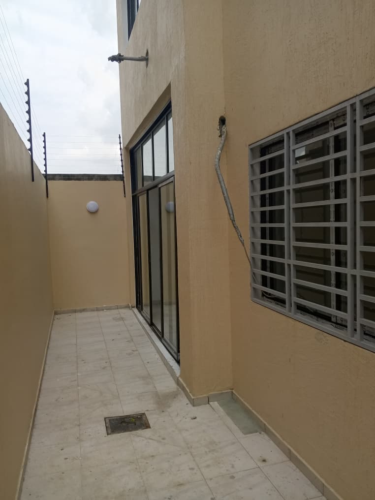 VENTE VILLA DUPLEX 5 PIECES A ANGRE DJOROBITE