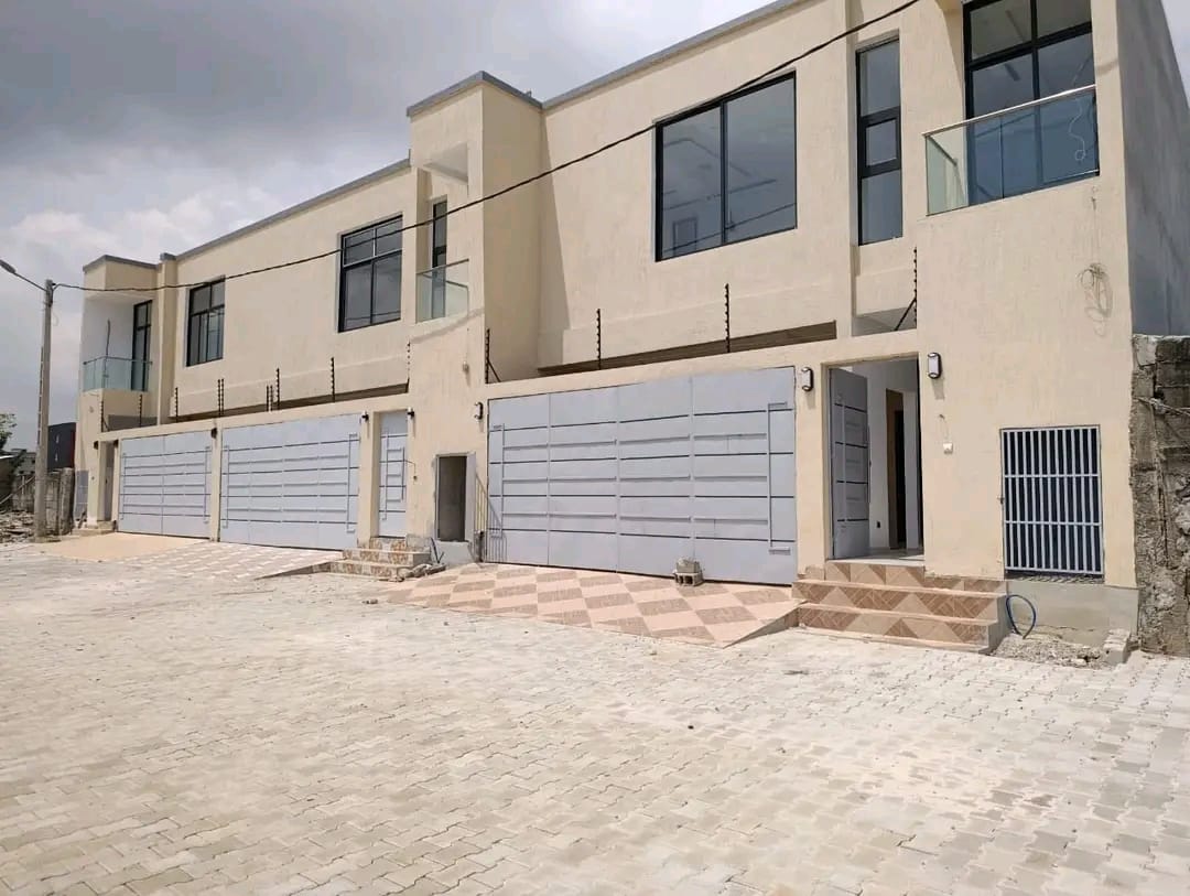 VENTE VILLA DUPLEX 5 PIECES A ANGRE DJOROBITE