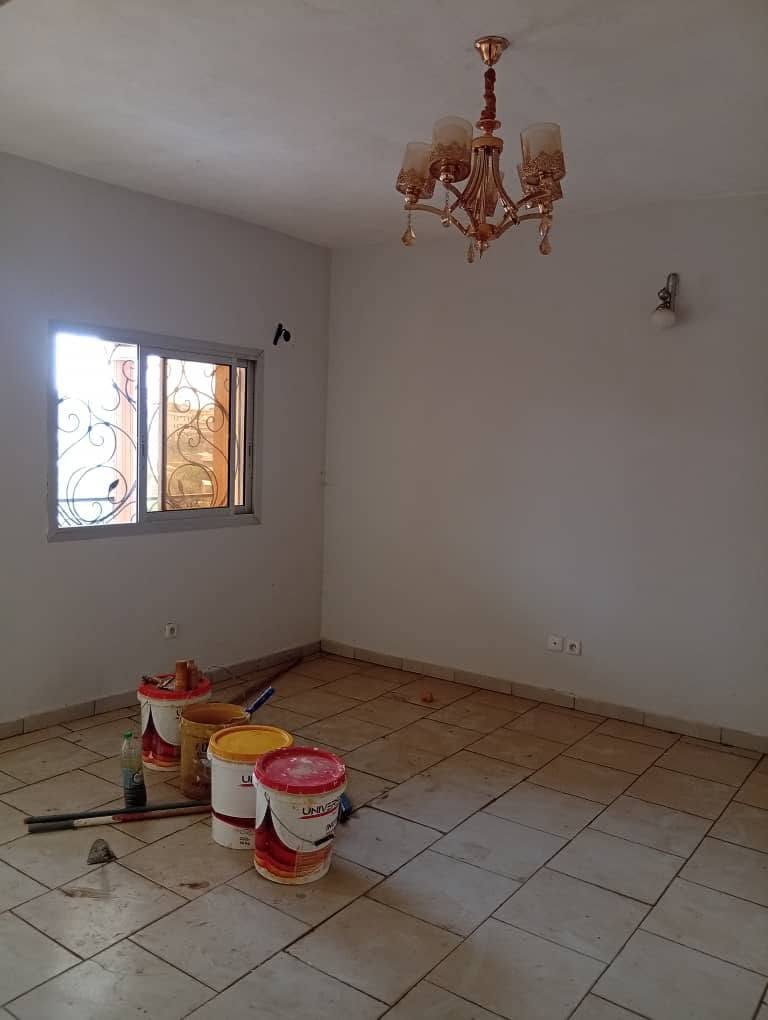 Appartement avec parking, forage, prépayé à Nkoabang Yaoundé. 