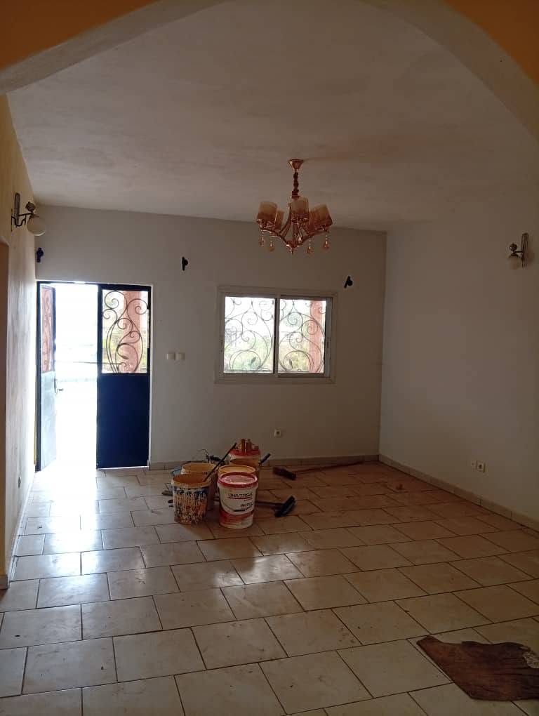 Appartement avec parking, forage, prépayé à Nkoabang Yaoundé. 
