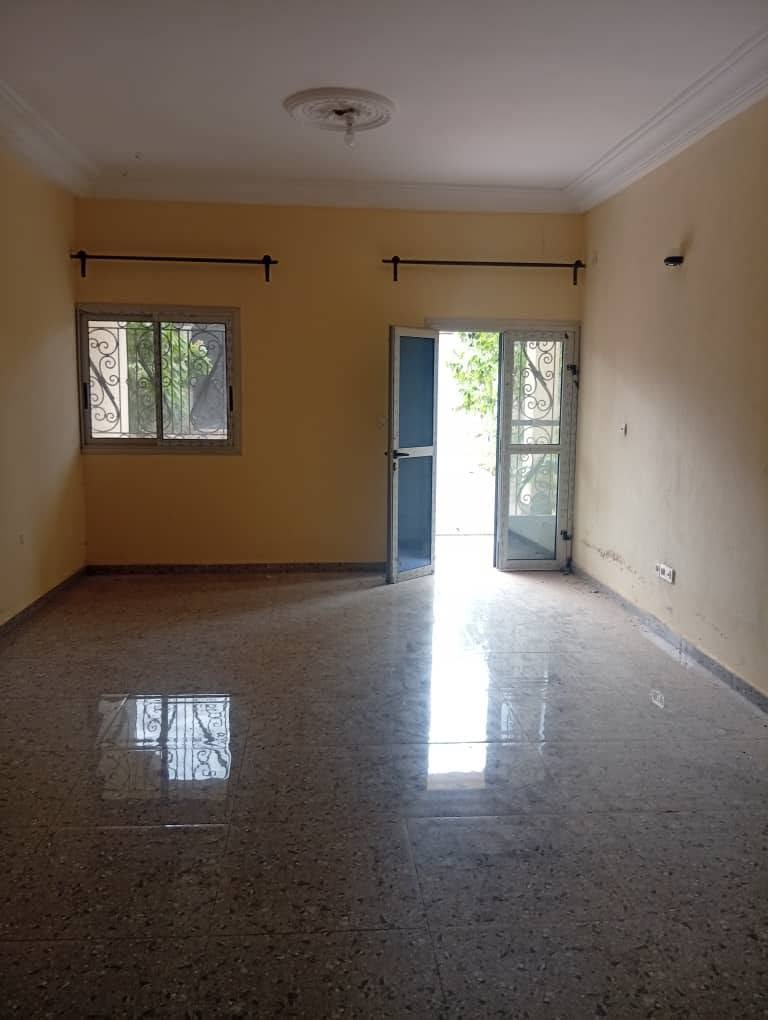 Appartement avec parking, forage, prépayé à Nkoabang Yaoundé. 