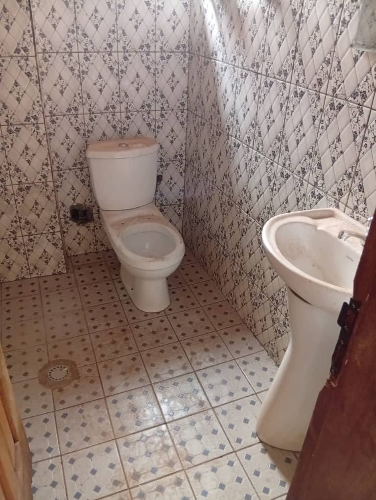 Appartement avec parking, forage, prépayé à Nkoabang Yaoundé. 