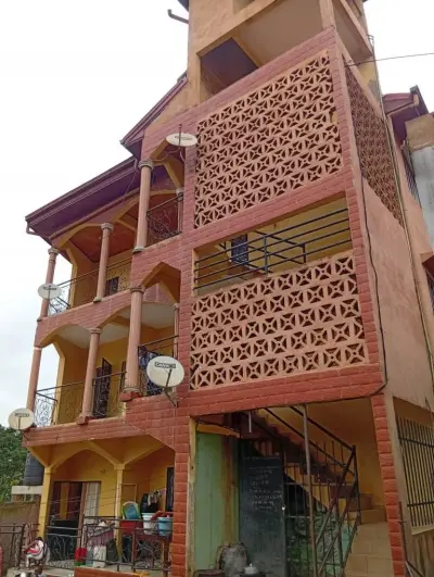 Appartement avec parking, forage, prépayé à Nkoabang Yaoundé. 