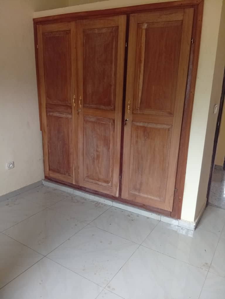 Appartement avec parking, forage, prépayé et eau gratuite à Nkoabang Yaoundé. 