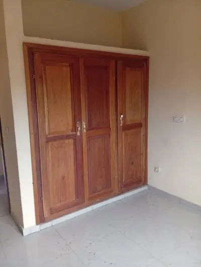 Appartement avec parking, forage, prépayé et eau gratuite à Nkoabang Yaoundé. 