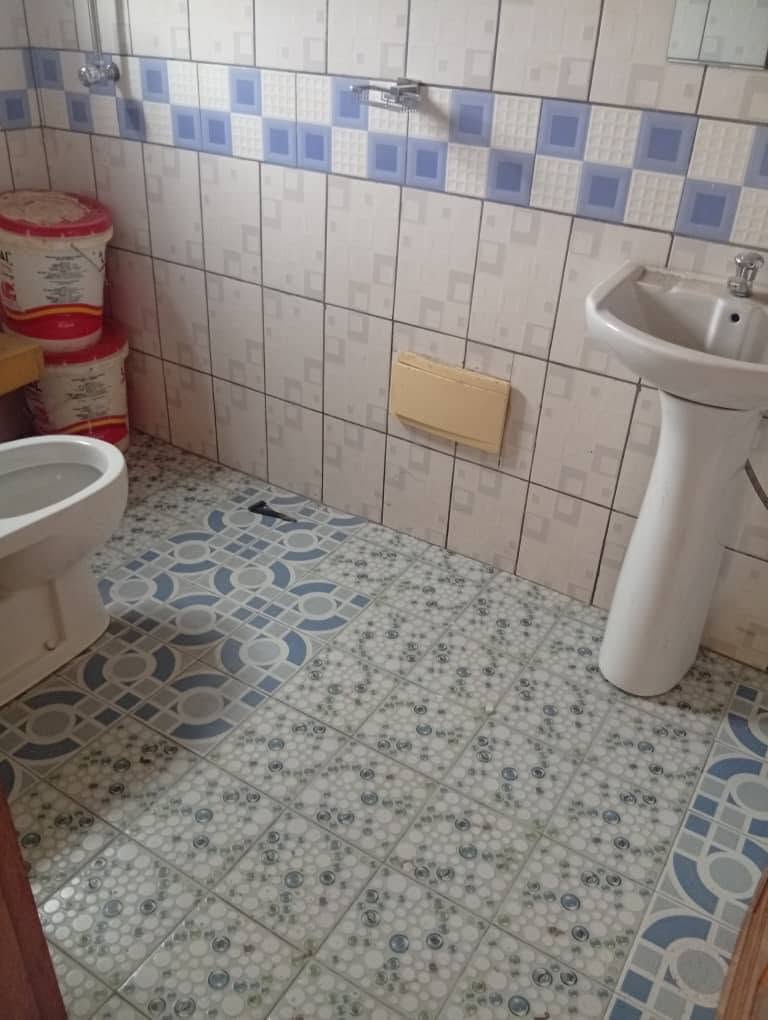 Appartement avec parking, forage, prépayé et eau gratuite à Nkoabang Yaoundé. 