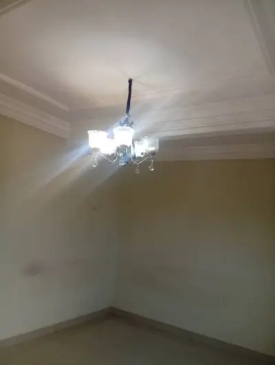 Belle chambre avec cuisine, prépayé, forage et à louer à Nkoabang derrière Santa Lucia Yaoundé. 