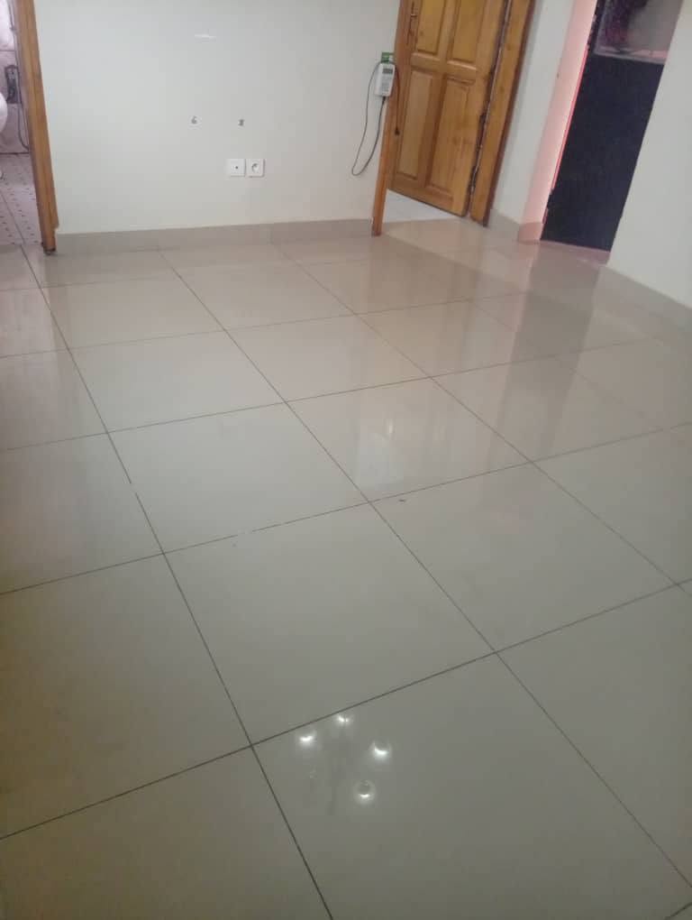 Belle chambre avec cuisine, prépayé, forage et à louer à Nkoabang derrière Santa Lucia Yaoundé. 