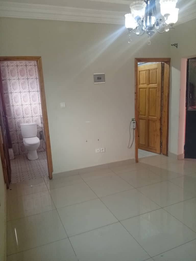 Belle chambre avec cuisine, prépayé, forage et à louer à Nkoabang derrière Santa Lucia Yaoundé. 