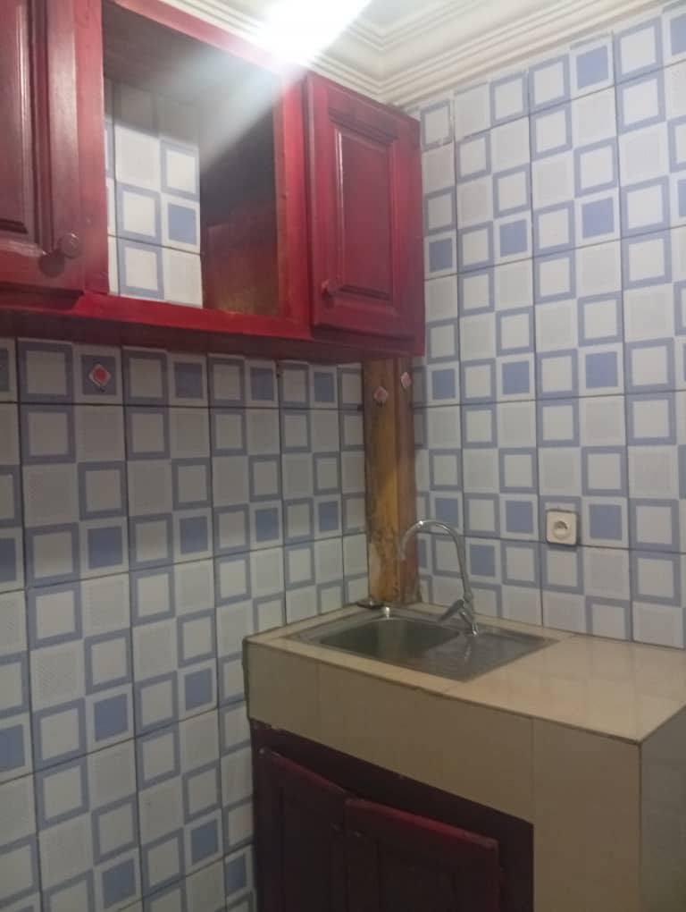 Belle chambre avec cuisine, prépayé, forage et à louer à Nkoabang derrière Santa Lucia Yaoundé. 