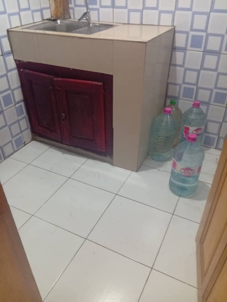 Belle chambre avec cuisine, prépayé, forage et à louer à Nkoabang derrière Santa Lucia Yaoundé. 
