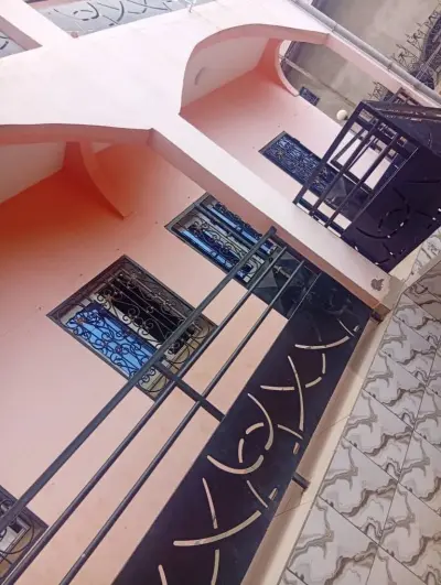 Appartement avec groupe électrogène, eau chaude, parking, forage, prépayé à Nkoabang 