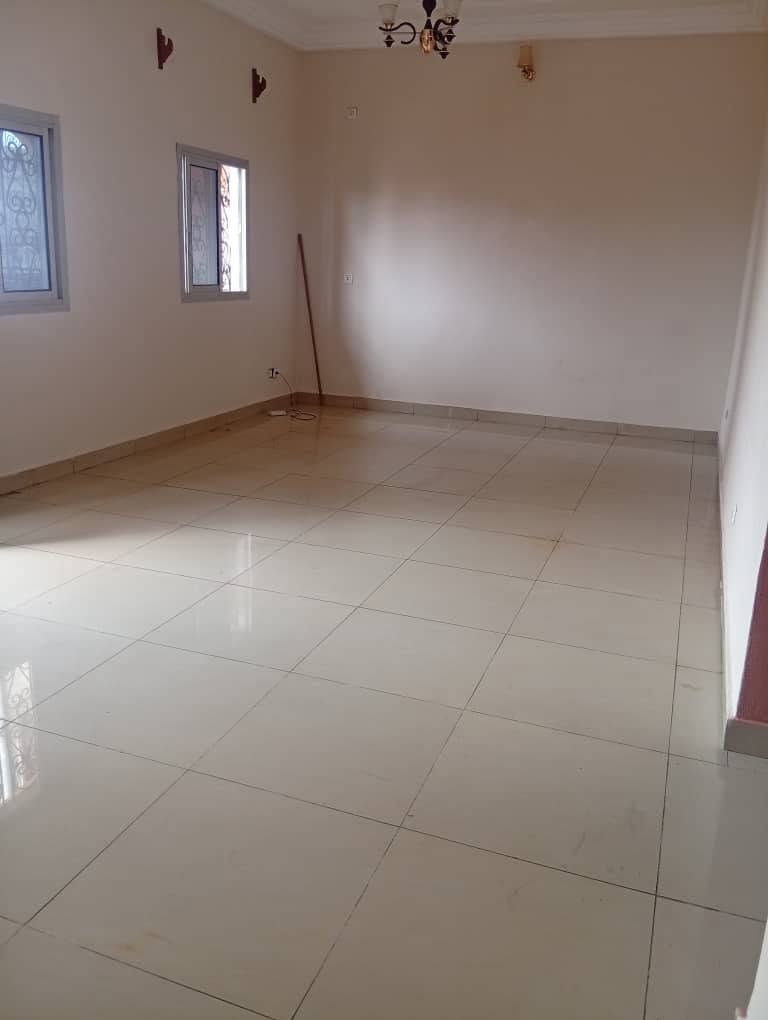 Appartement avec groupe électrogène, eau chaude, parking, forage, prépayé à Nkoabang 