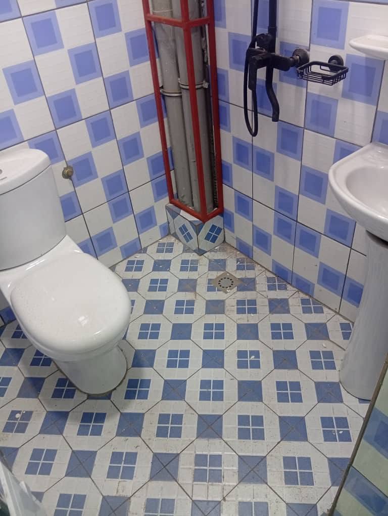 Appartement avec groupe électrogène, eau chaude, parking, forage, prépayé à Nkoabang 