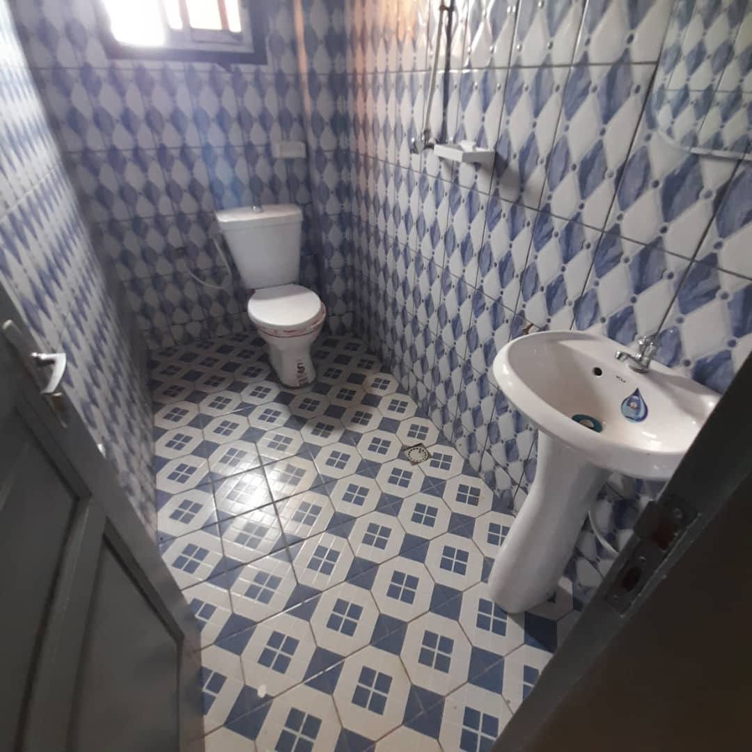 Qui veut rater ça, le bailleur prend 4 mois seulement. Studio neuf avec parking, forage, prépayé à Nkoabang 