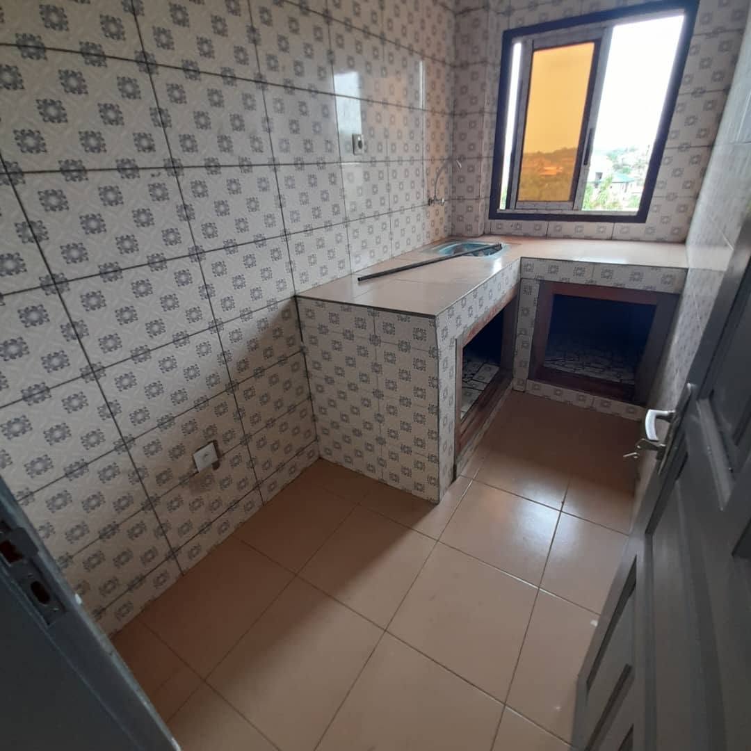 Qui veut rater ça, le bailleur prend 4 mois seulement. Studio neuf avec parking, forage, prépayé à Nkoabang 