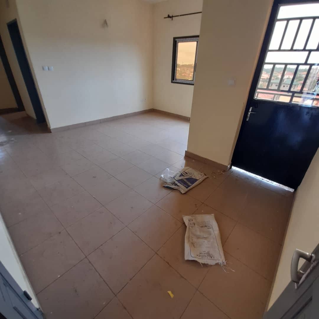 Qui veut rater ça, le bailleur prend 4 mois seulement. Studio neuf avec parking, forage, prépayé à Nkoabang 