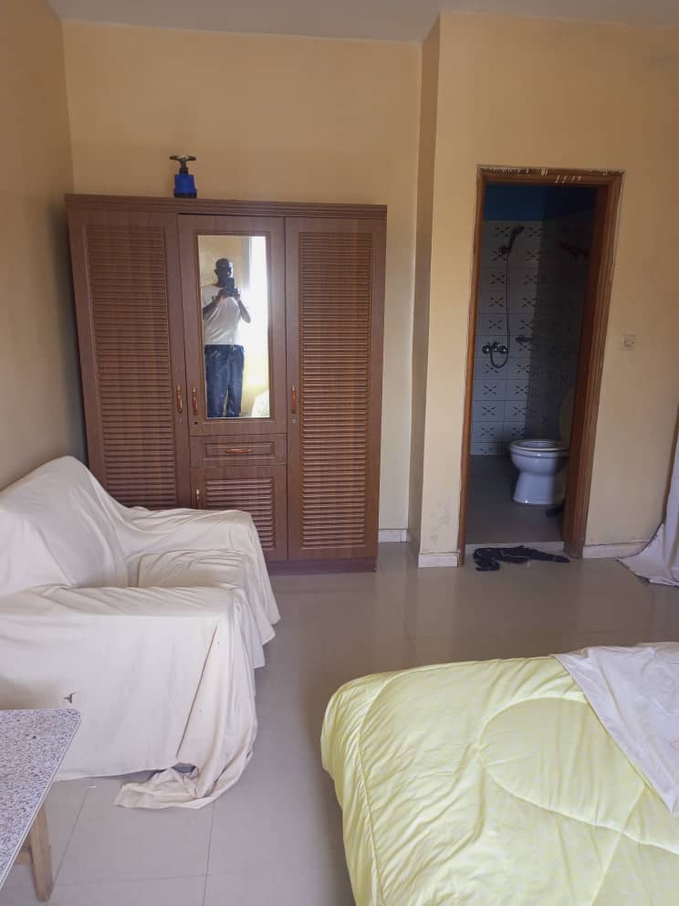 Chambre meublé à louer à la cité Mbakioufaye